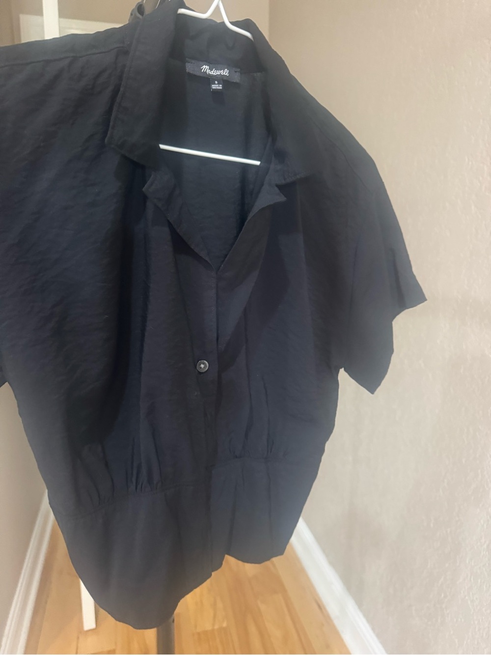 Madewell women’s cropped Black Short-Sleeve shirt